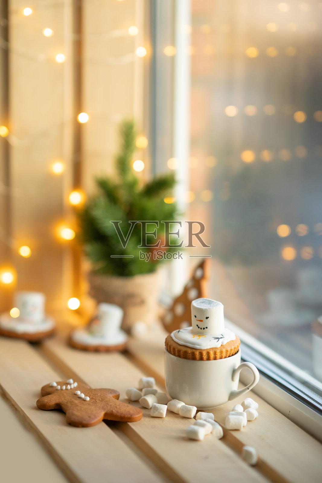 新年庆祝活动。圣诞食品白色杯配热巧克力雪人棉花糖和节日装饰。冬季的概念。照片摄影图片