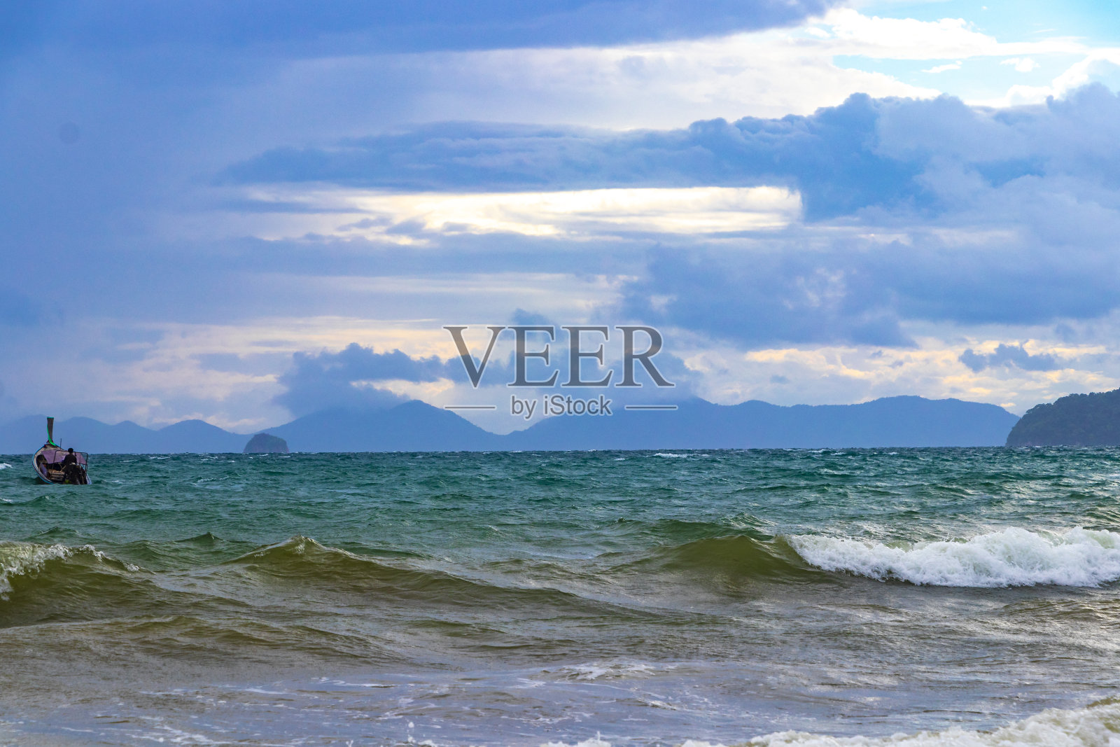 热带天堂绿松石水海滩长尾船泰国甲米。照片摄影图片