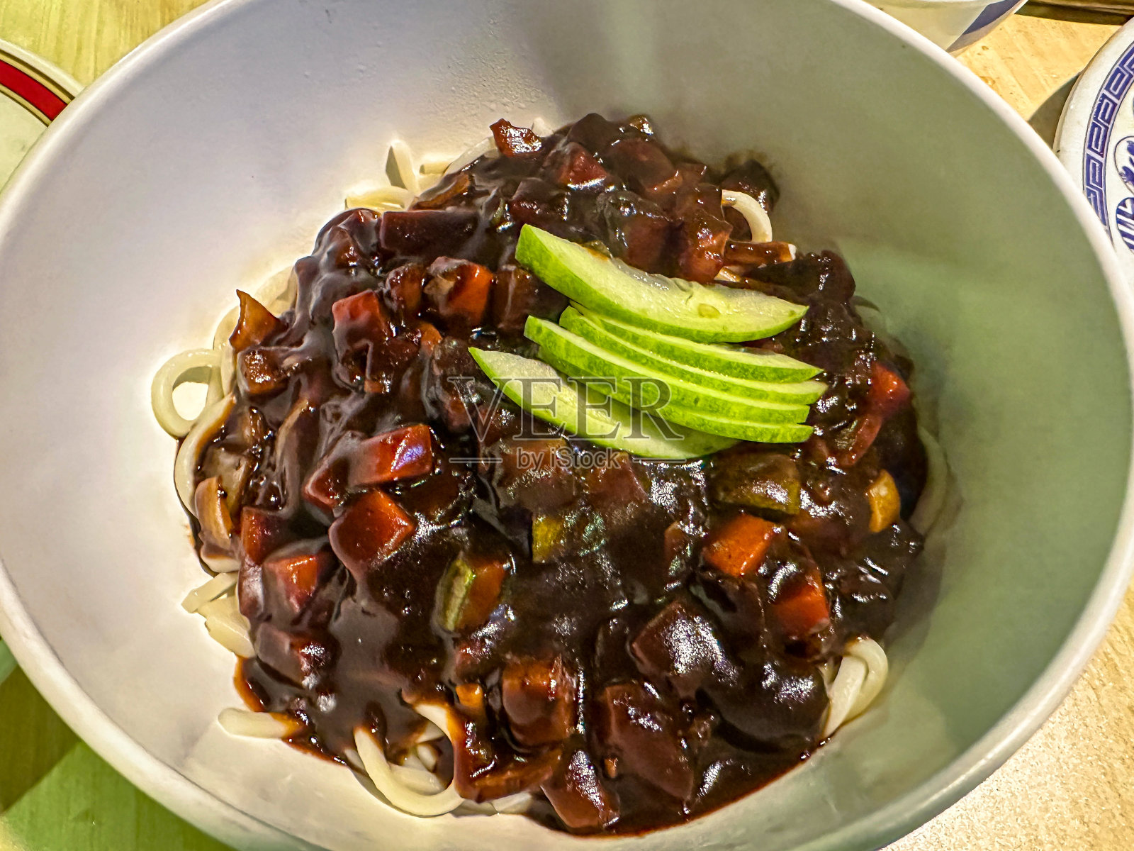 桌上有韩国菜。照片摄影图片