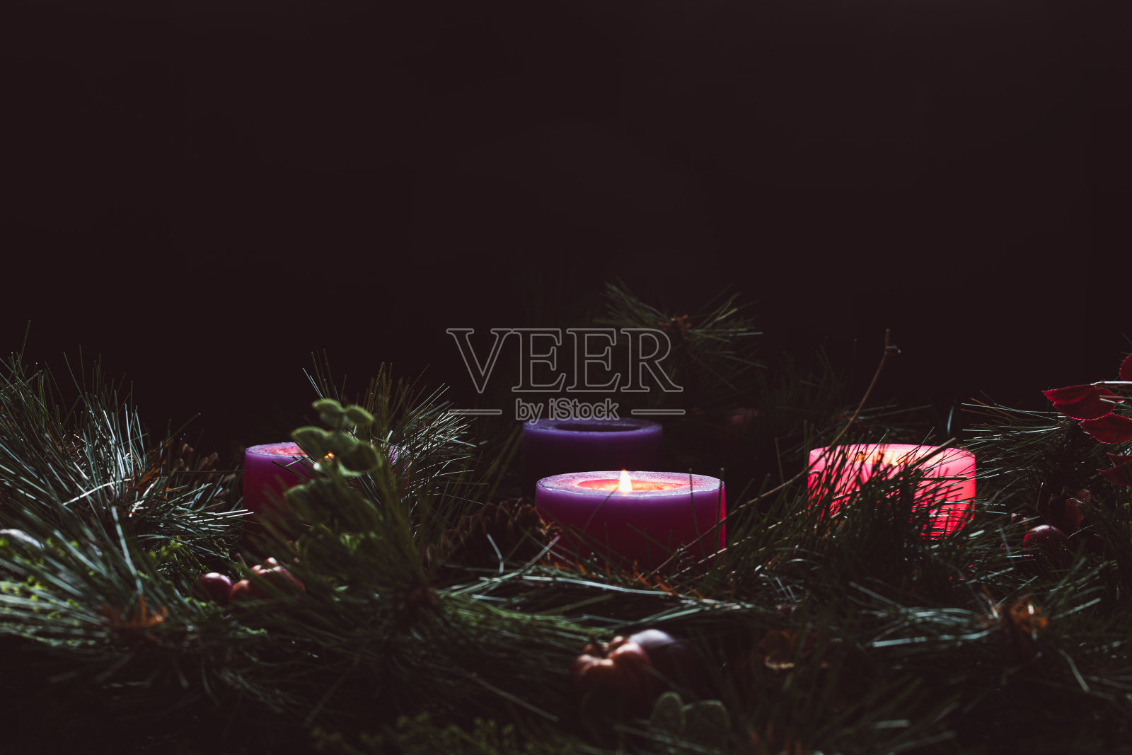 质朴的降临花环与三支蜡烛点燃照片摄影图片