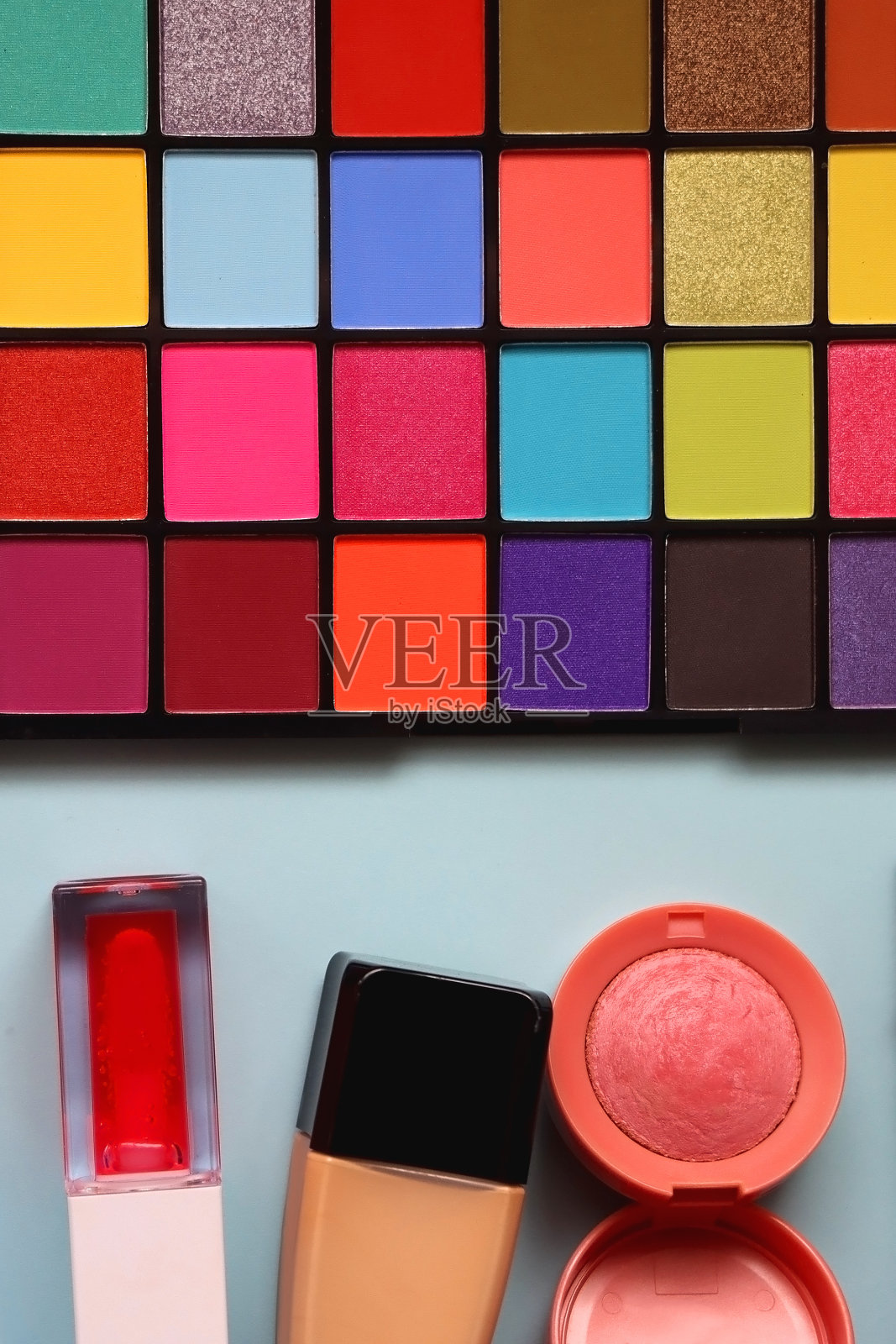 蓝色背景上的各种化妆产品照片摄影图片