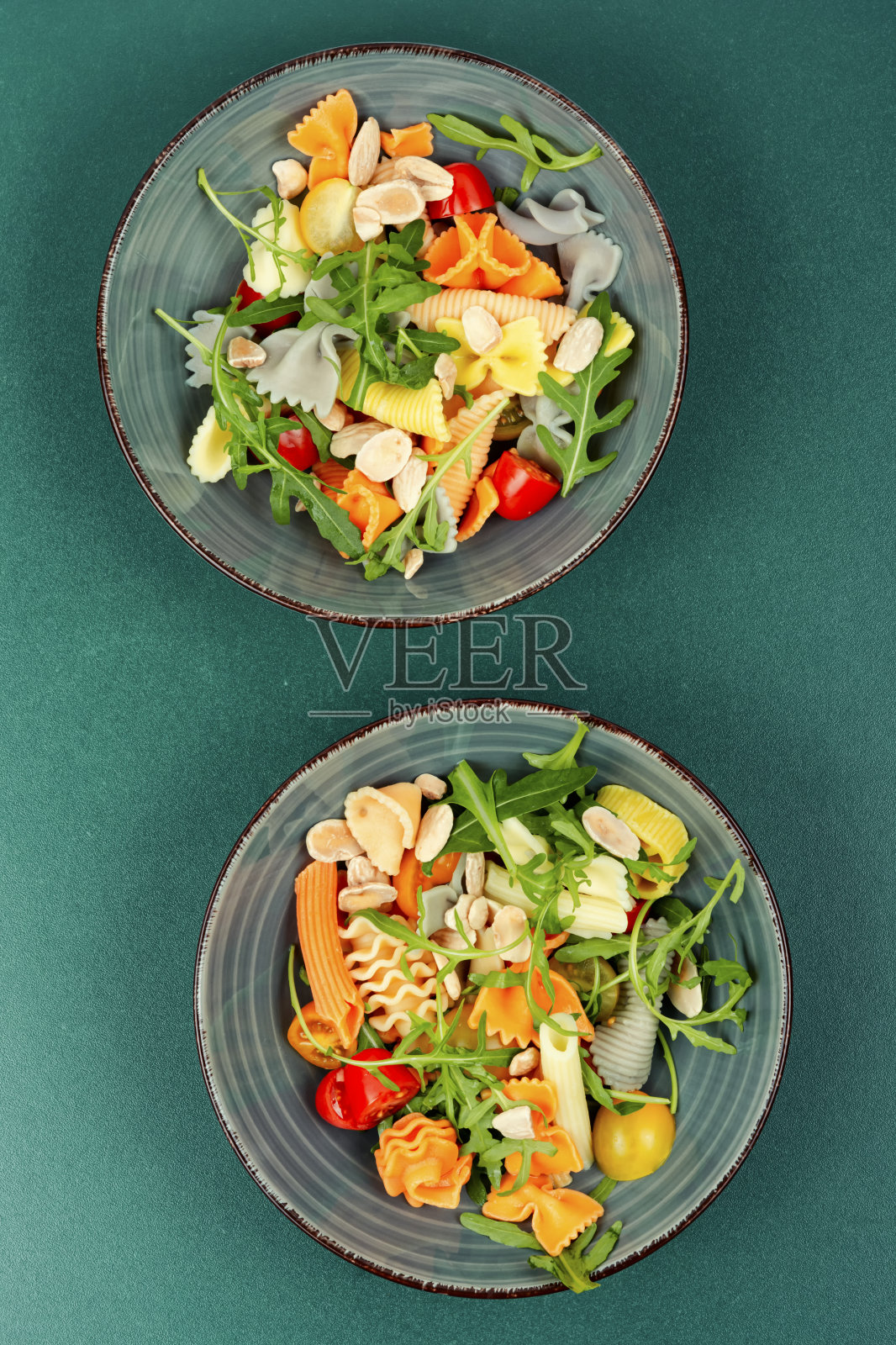 蔬菜沙拉配意大利面。照片摄影图片