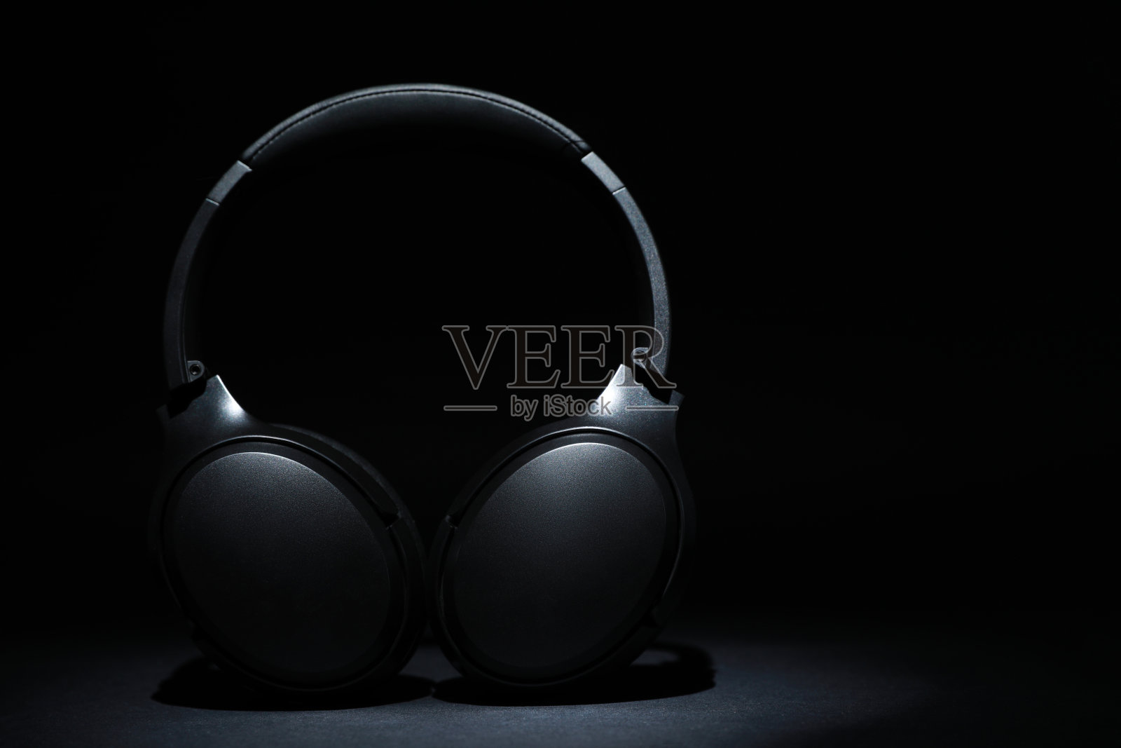 现代无线耳机黑色背景，文字空间照片摄影图片