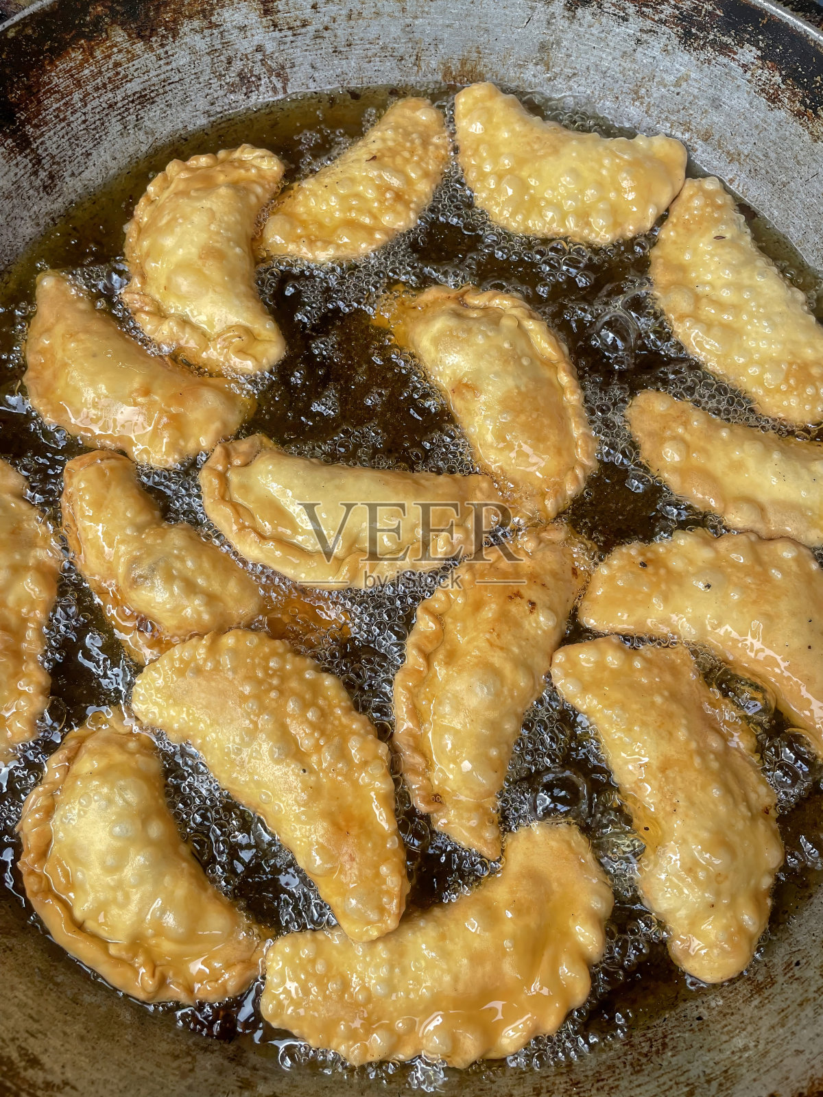 萨莫萨正在煎。照片摄影图片