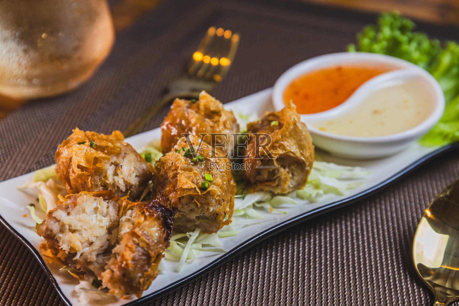 炒蟹肉或海鲜肉。用蘸酱盛在盘子里。照片摄影图片