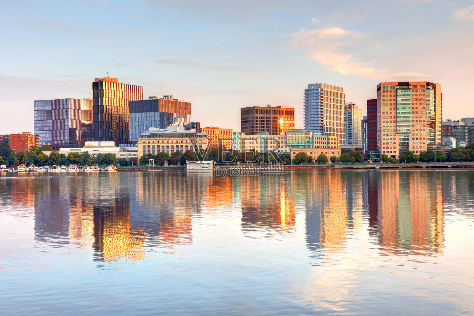 马萨诸塞州的剑桥，沿着查尔斯河照片摄影图片