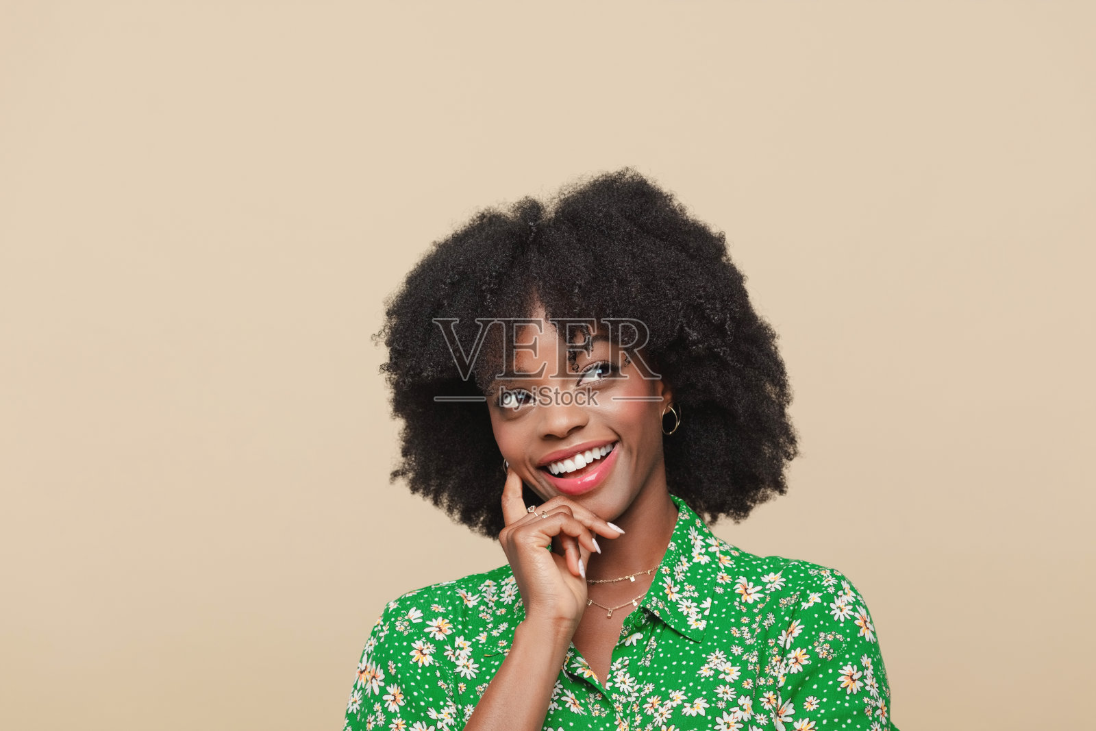 一幅惊讶的年轻女子抬头看的肖像照片摄影图片