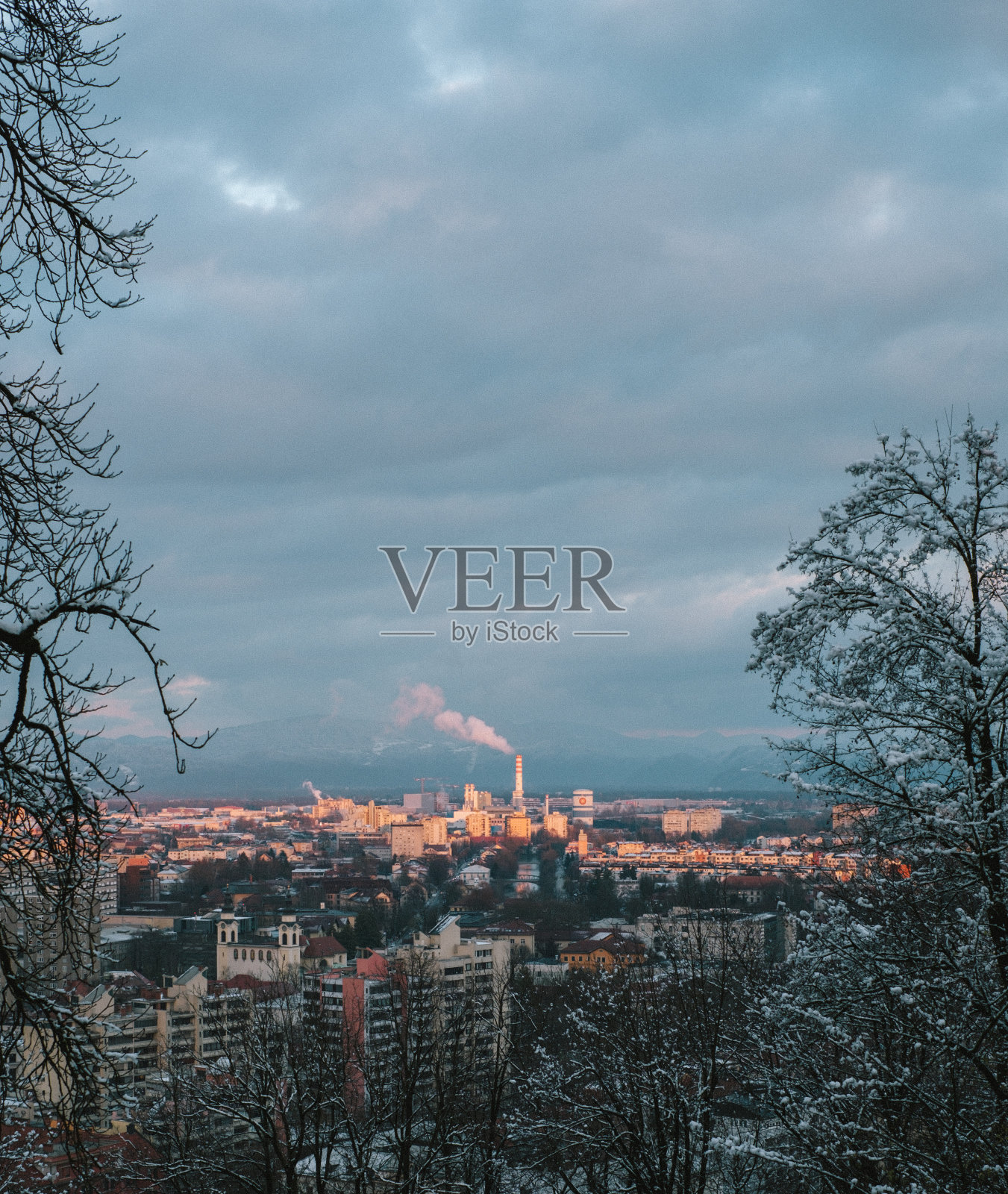 冬季降雪后的鸟瞰图照片摄影图片