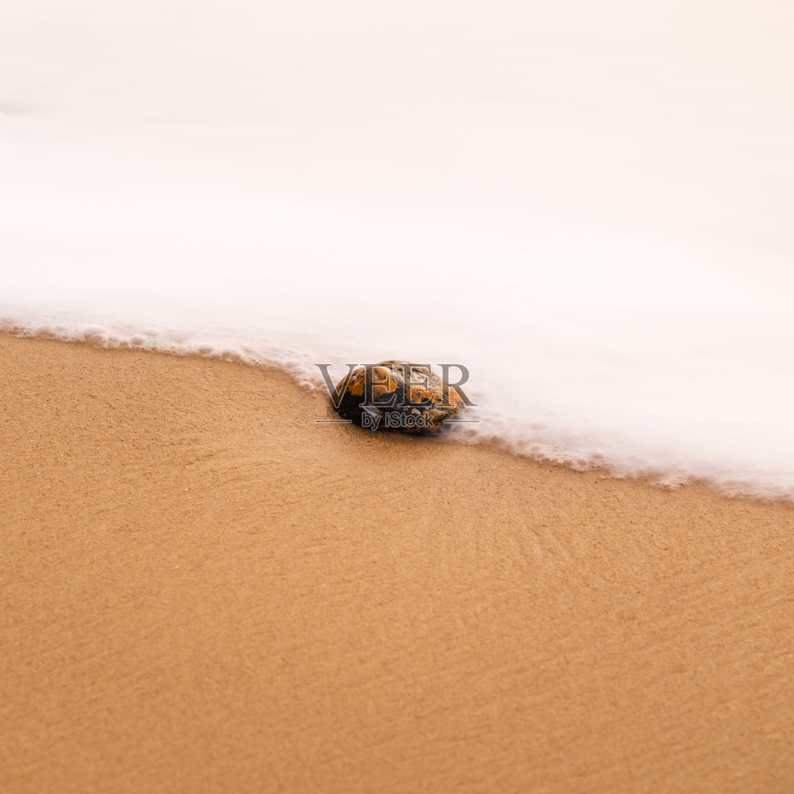 温顿海滩上的卵石和刚刚到达的冲浪线照片摄影图片