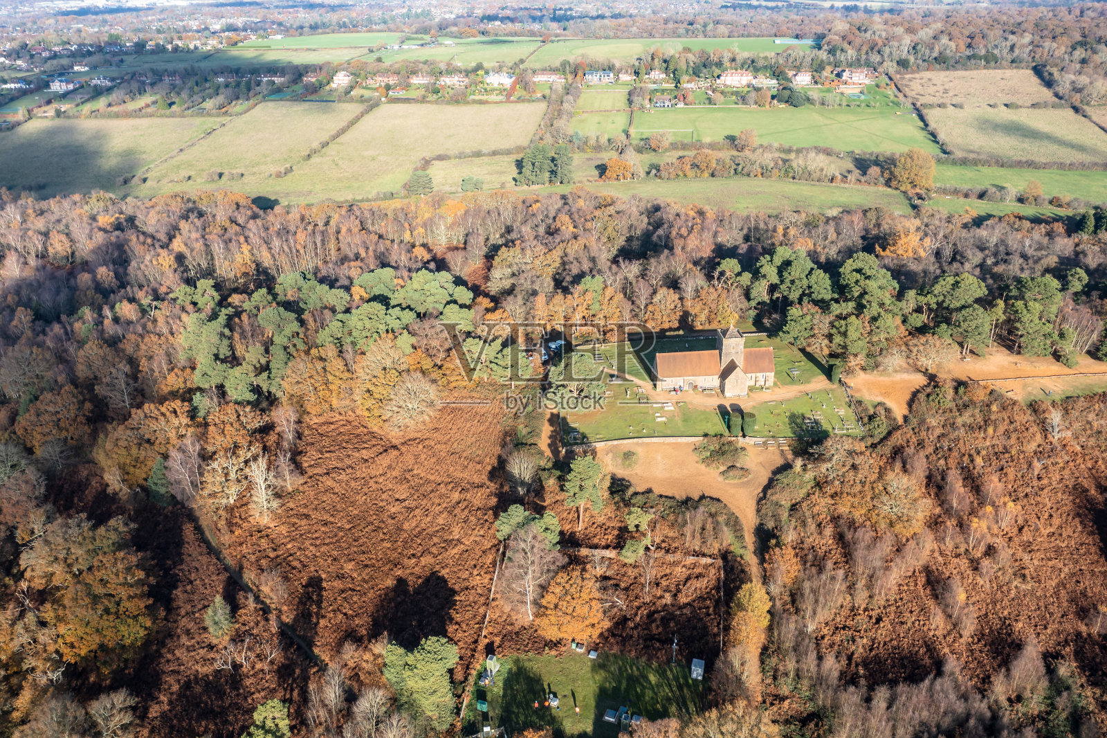 圣玛莎教堂是英格兰萨里郡山上的一个小教堂照片摄影图片