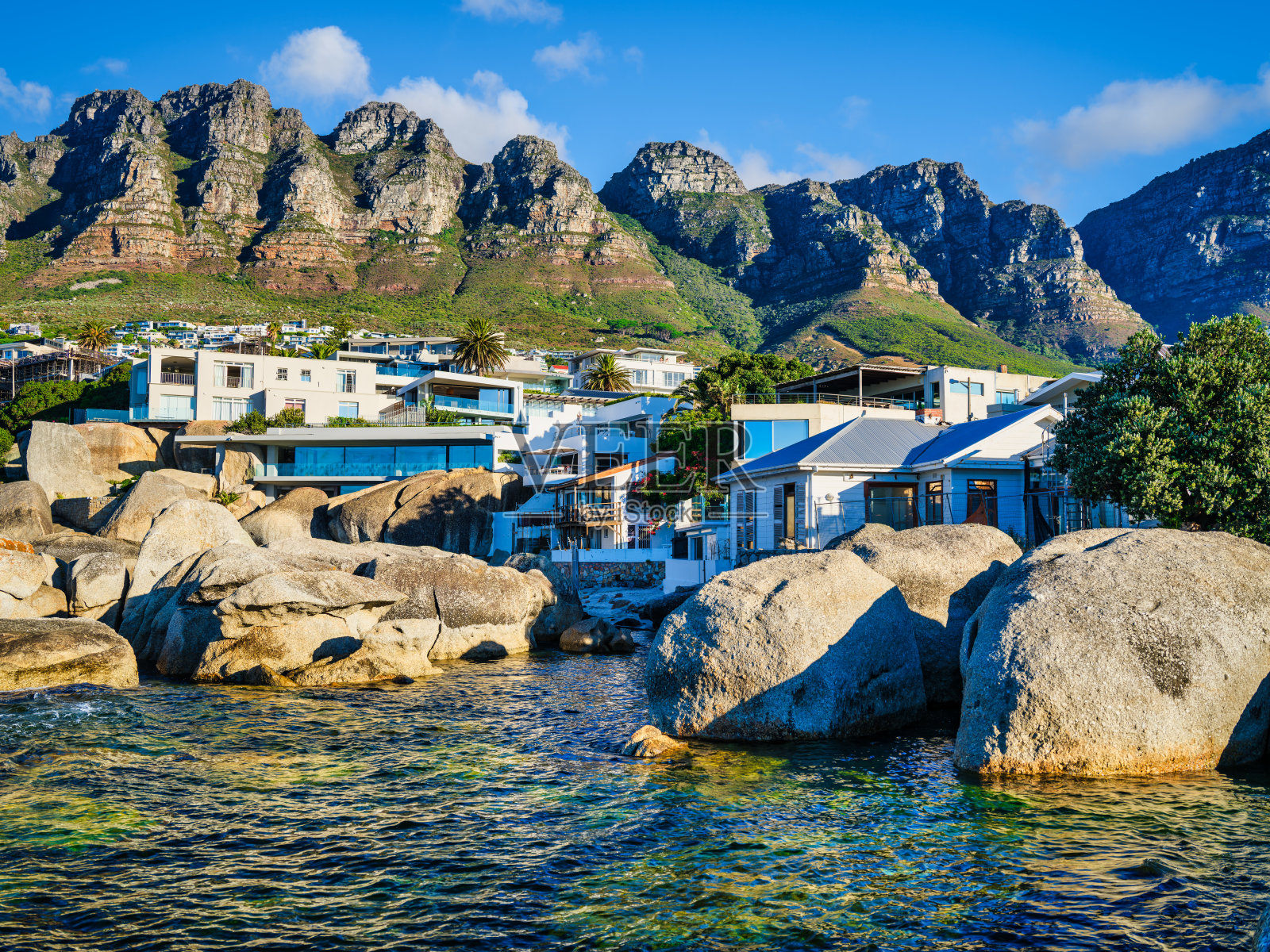 巴烤炉，坎普斯湾海滩，海滨别墅和背景中的十二使徒山，开普敦，南非照片摄影图片