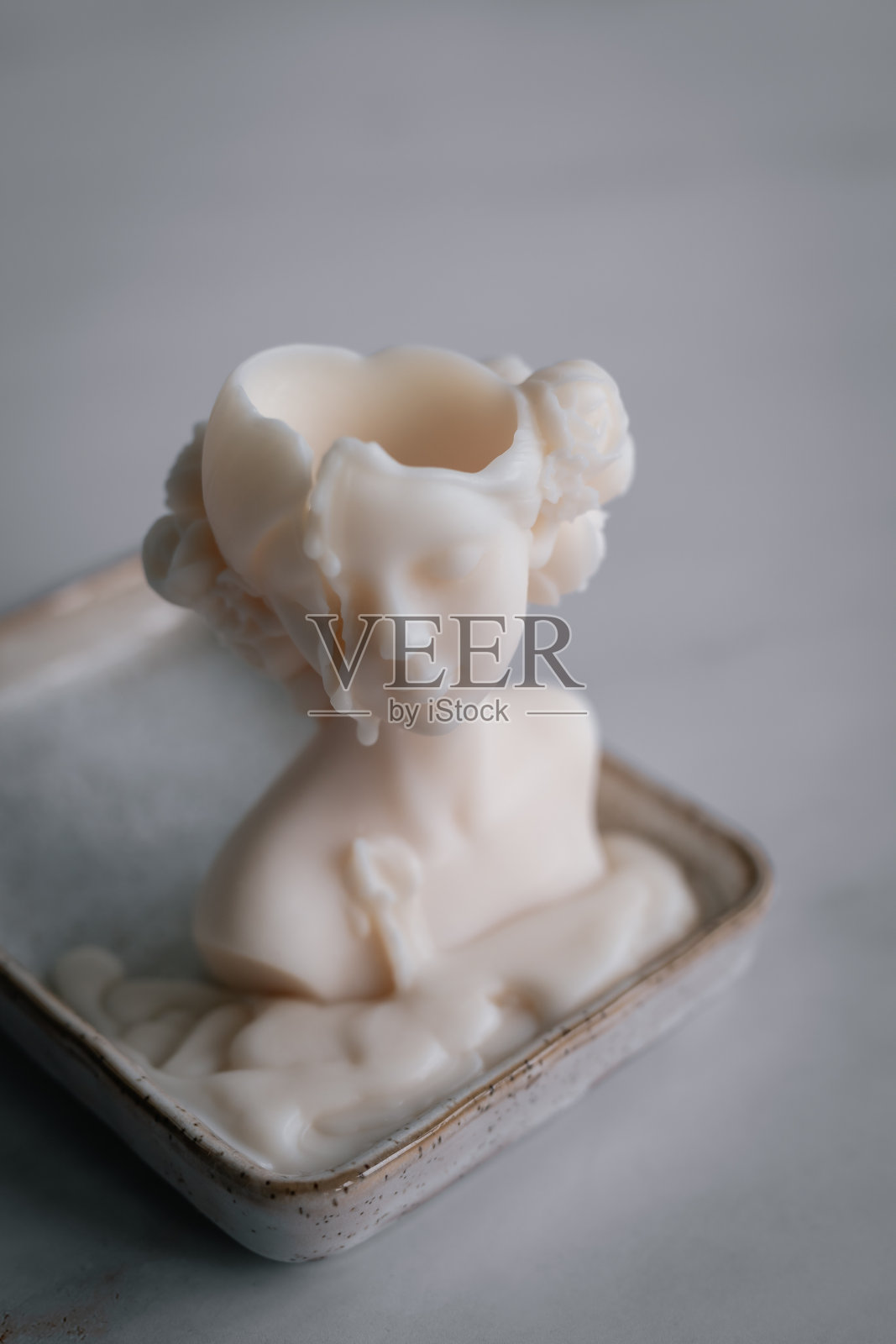 部分融化的雕塑形状的大豆蜡烛照片摄影图片