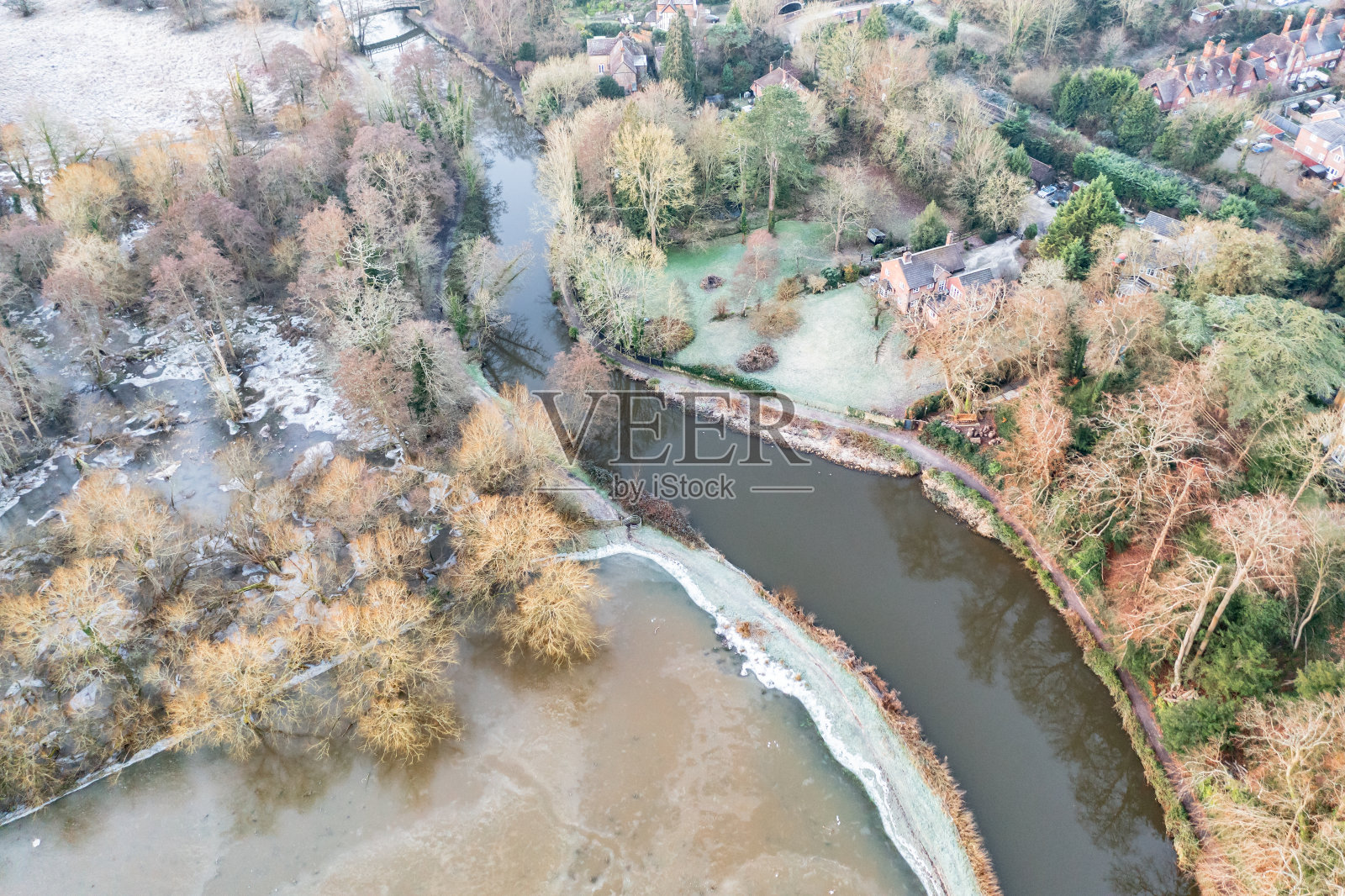 英格兰萨里郡韦河旁的吉尔福德被洪水淹没照片摄影图片