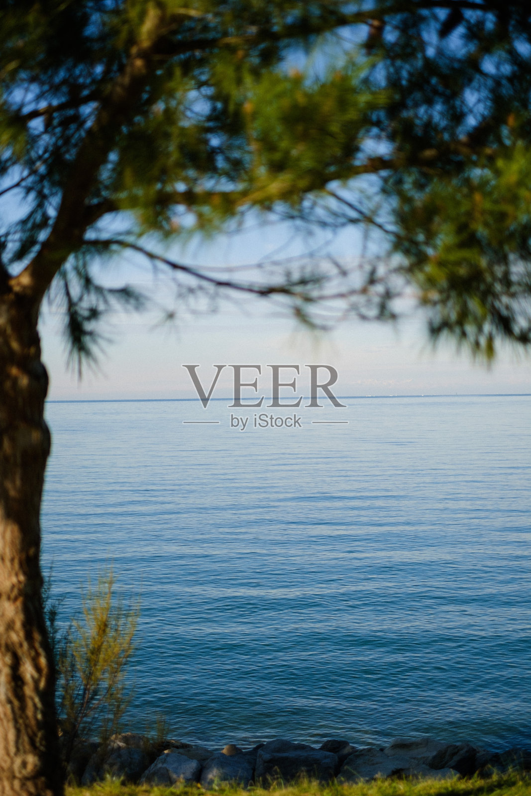 宁静的海湾和忧郁的光线照片摄影图片