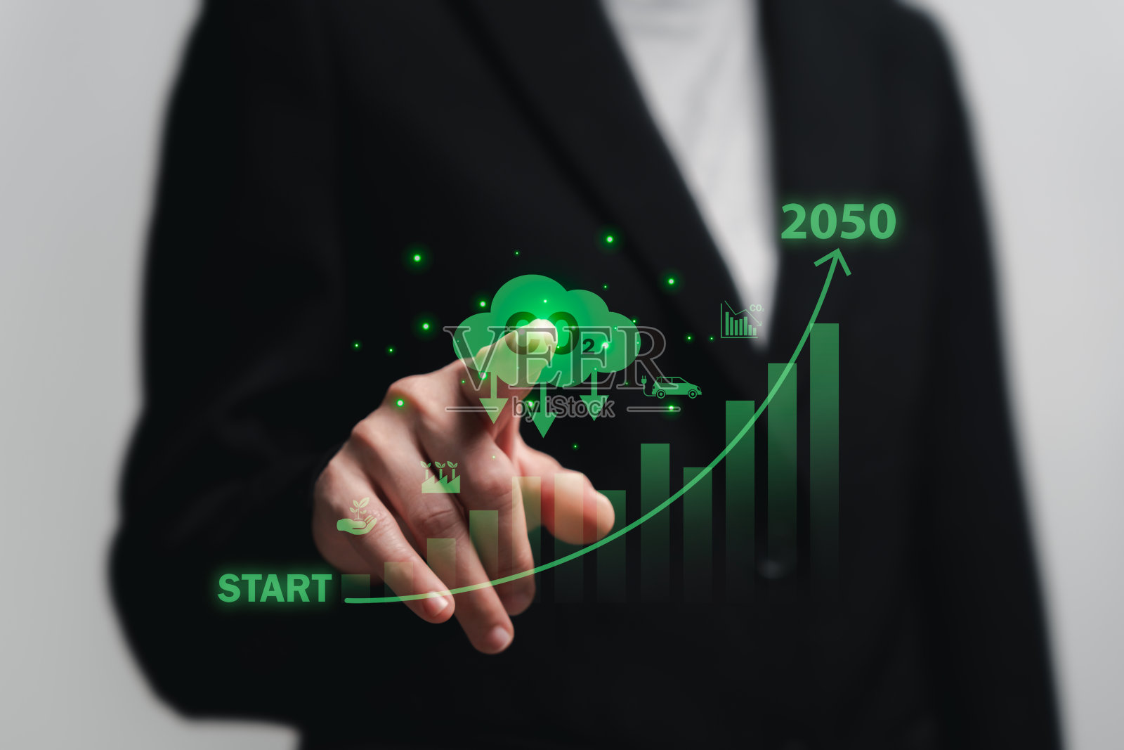 绿色能源与商业减少碳排放目标，商业女性展示目标碳信用市场管理能源并指向碳信用图标，净零排放生态能源使用替代能源照片摄影图片