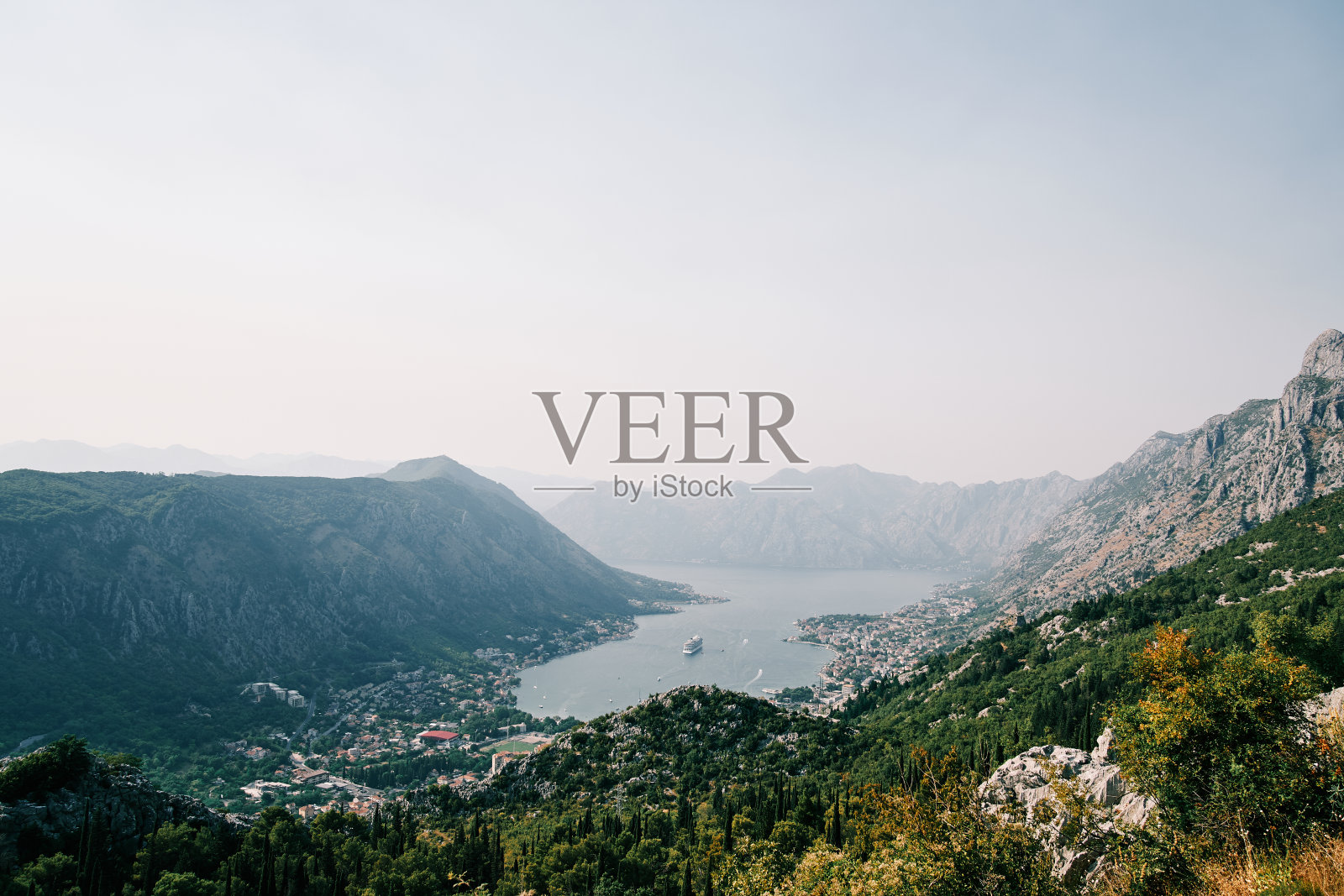 大型游船沿着科托尔湾航行。黑山。无人机。照片摄影图片