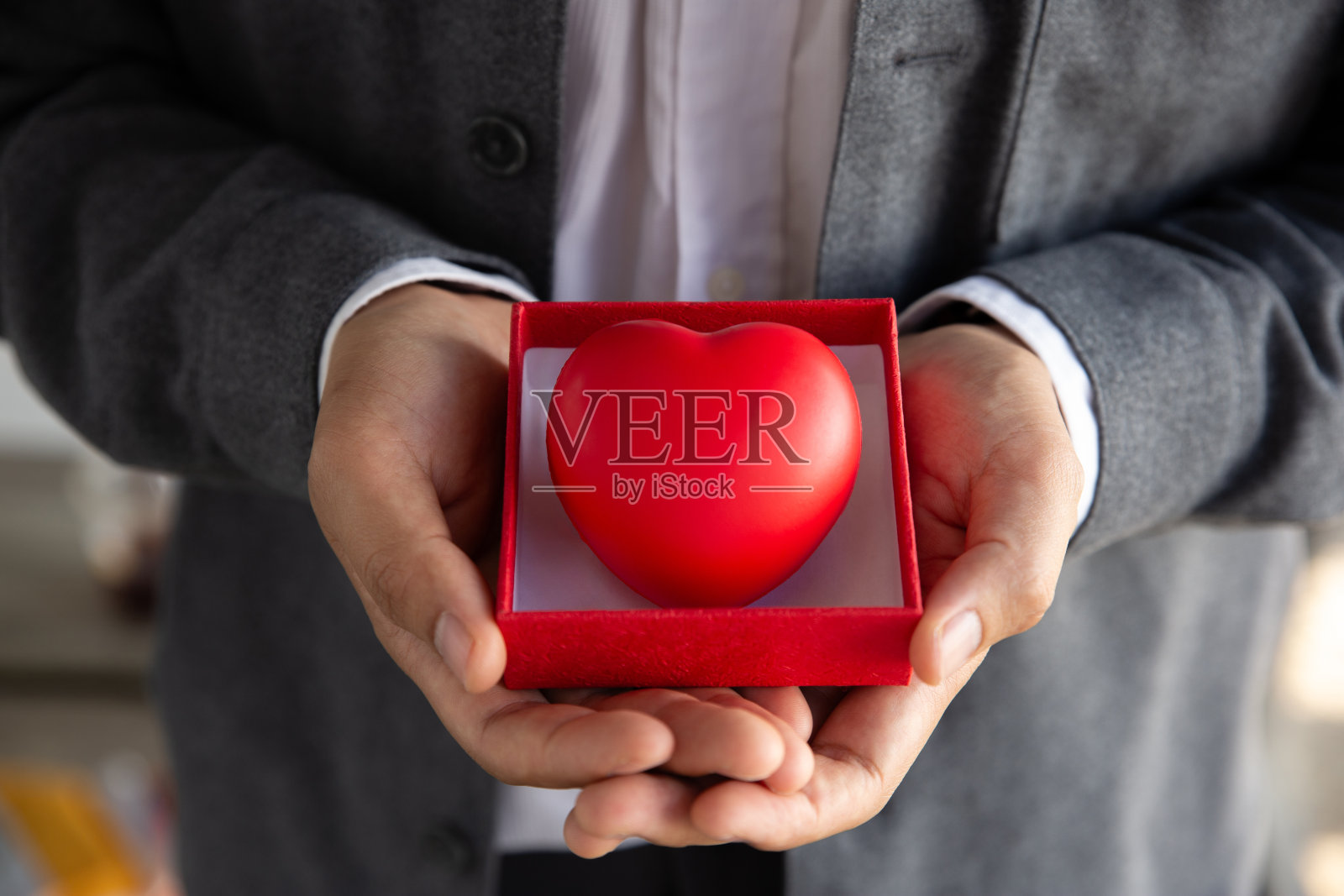 手捧红心。照片摄影图片