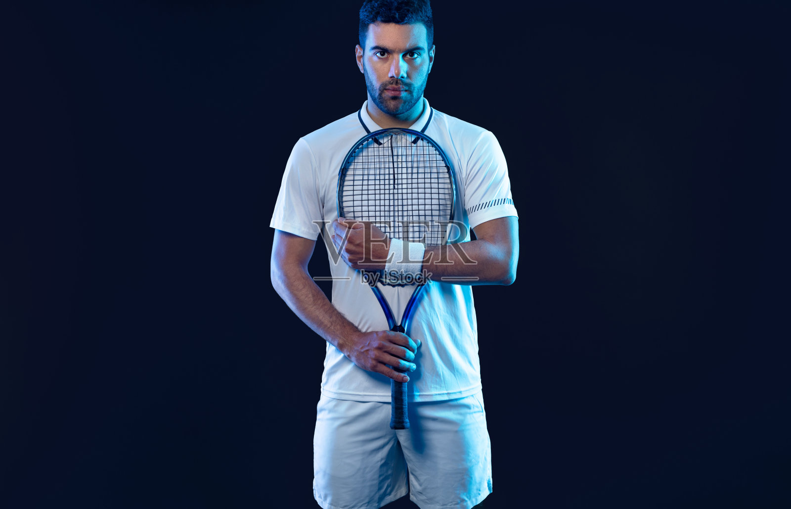 网球运动员。网球模板的博彩设计广告与复制空间。投注广告模型。网球的体育博彩照片摄影图片