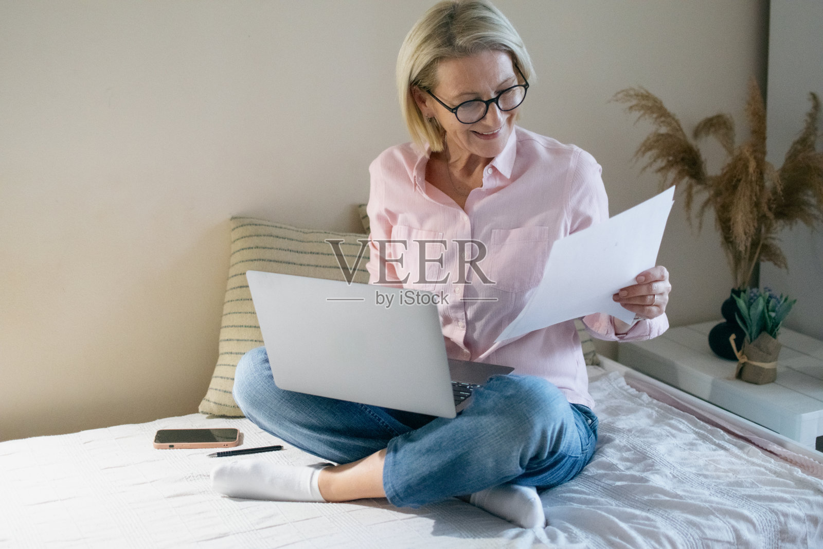 一位中年妇女在笔记本电脑上工作照片摄影图片