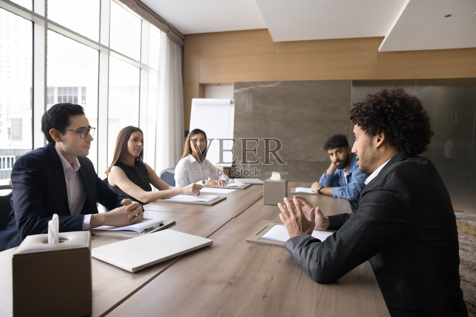 年轻同事团队集思广益创意想法照片摄影图片