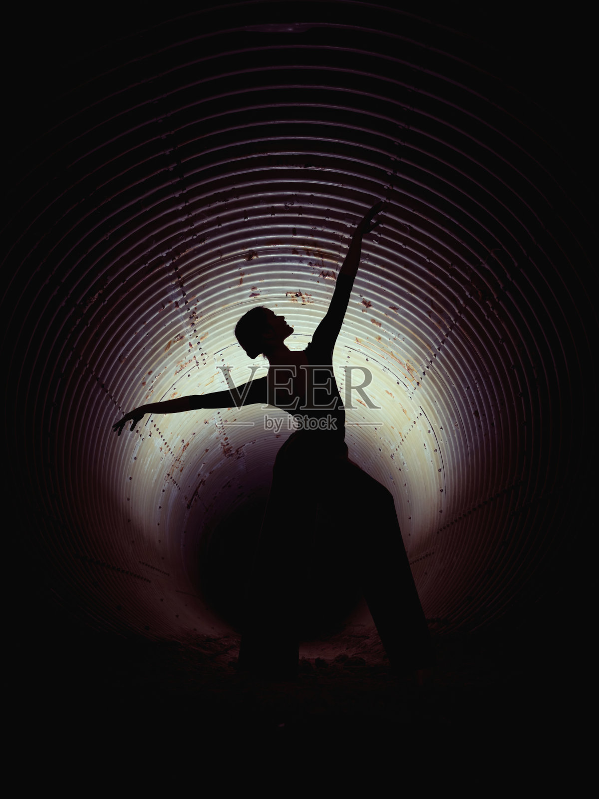 黑暗中女芭蕾舞者的剪影照片摄影图片