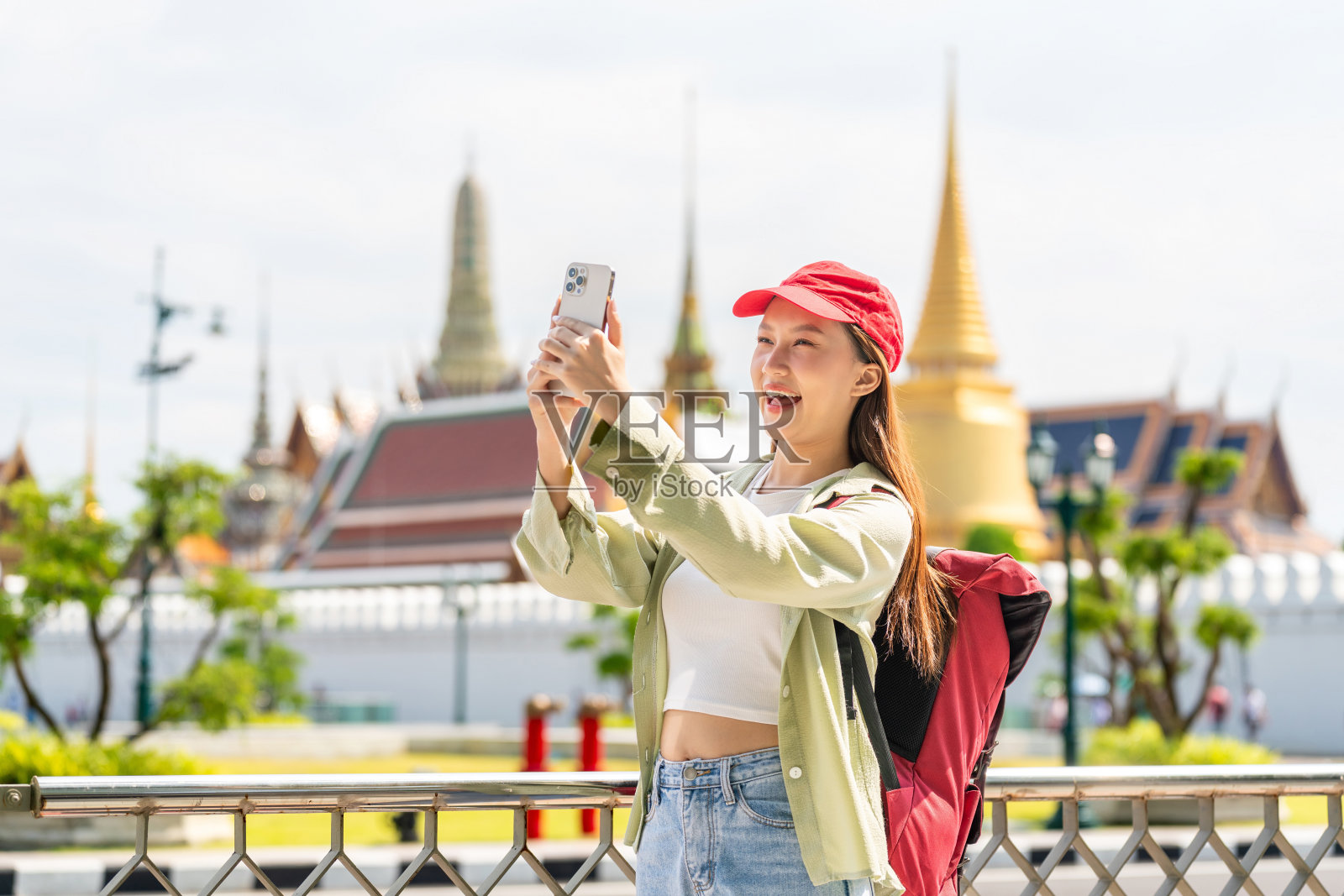 亚洲女性独自旅行者在卧佛寺和大皇宫外捕捉瞬间和自拍照片摄影图片