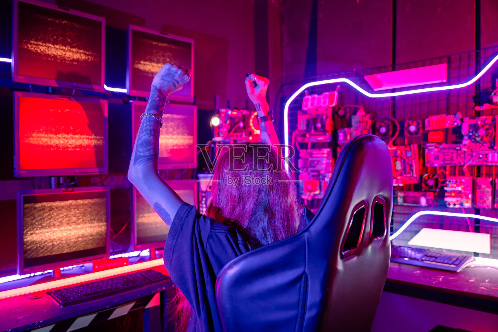 快乐的玩家年轻玩网络游戏电脑她举手赢得比赛照片摄影图片