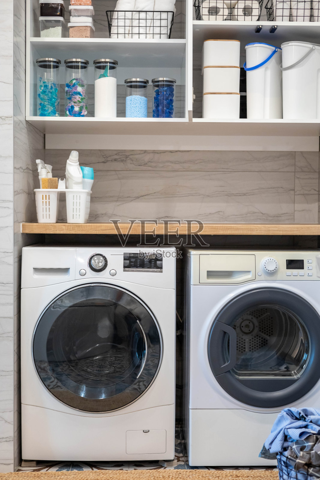 白色浴室洗衣舒适的存储组织安排在货架上生态风格的极简主义照片摄影图片