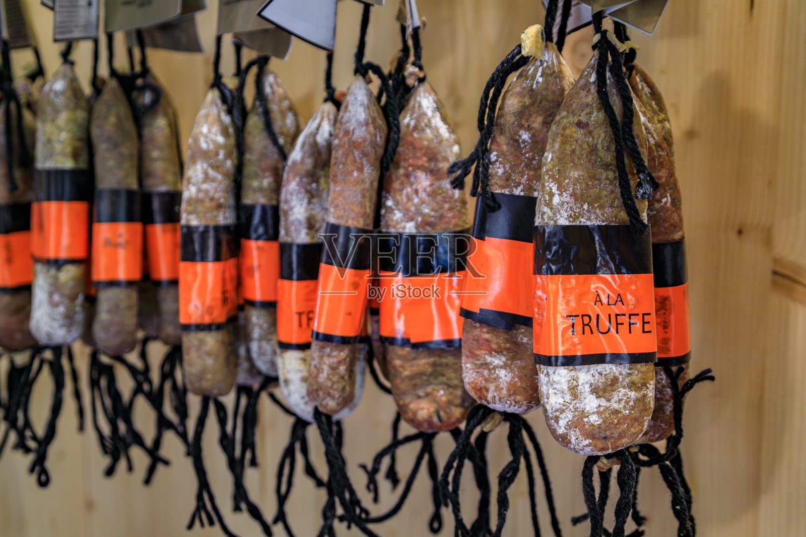 在法国科尔马的一家肉店里，手工制作的松露香肠照片摄影图片