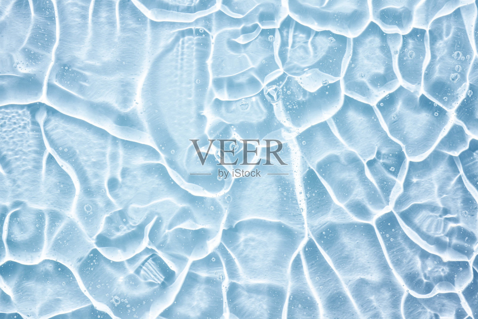 浅蓝灰色透明白色化妆品纹理。背景上的凝胶污点样本。照片摄影图片