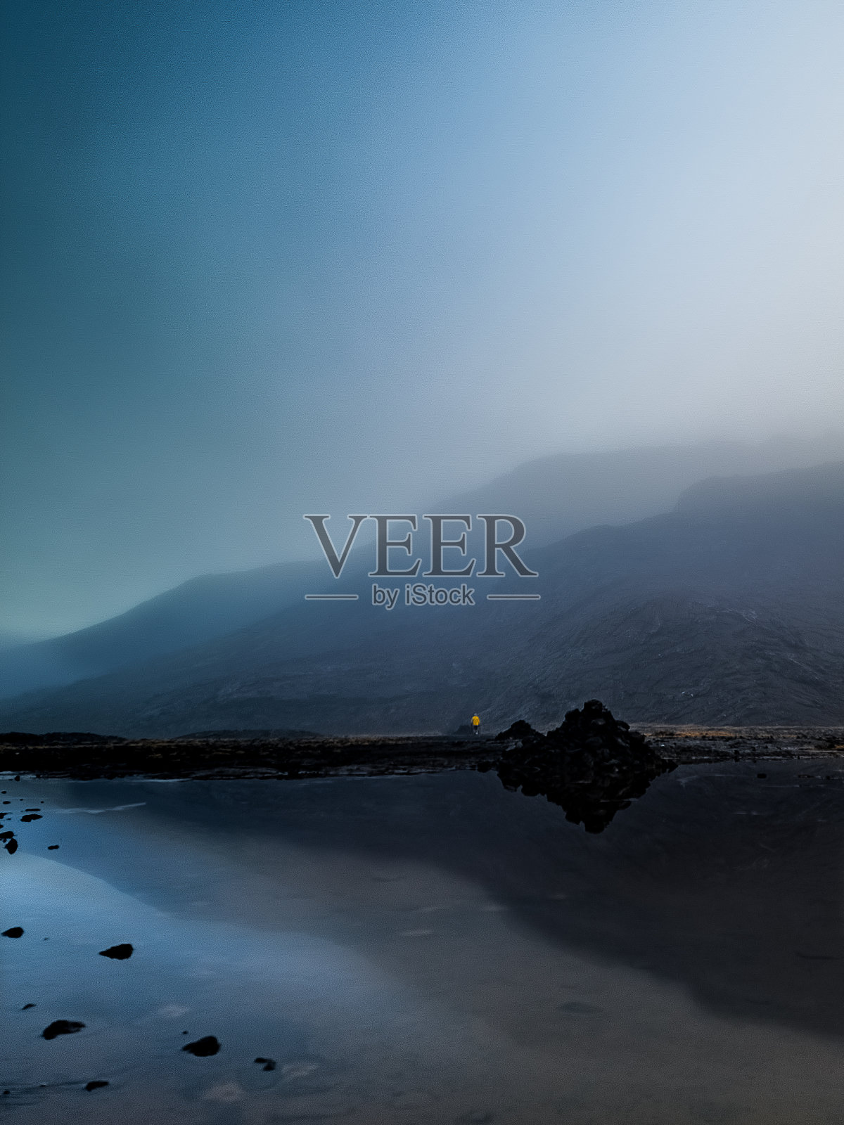 山上有雾的一天照片摄影图片