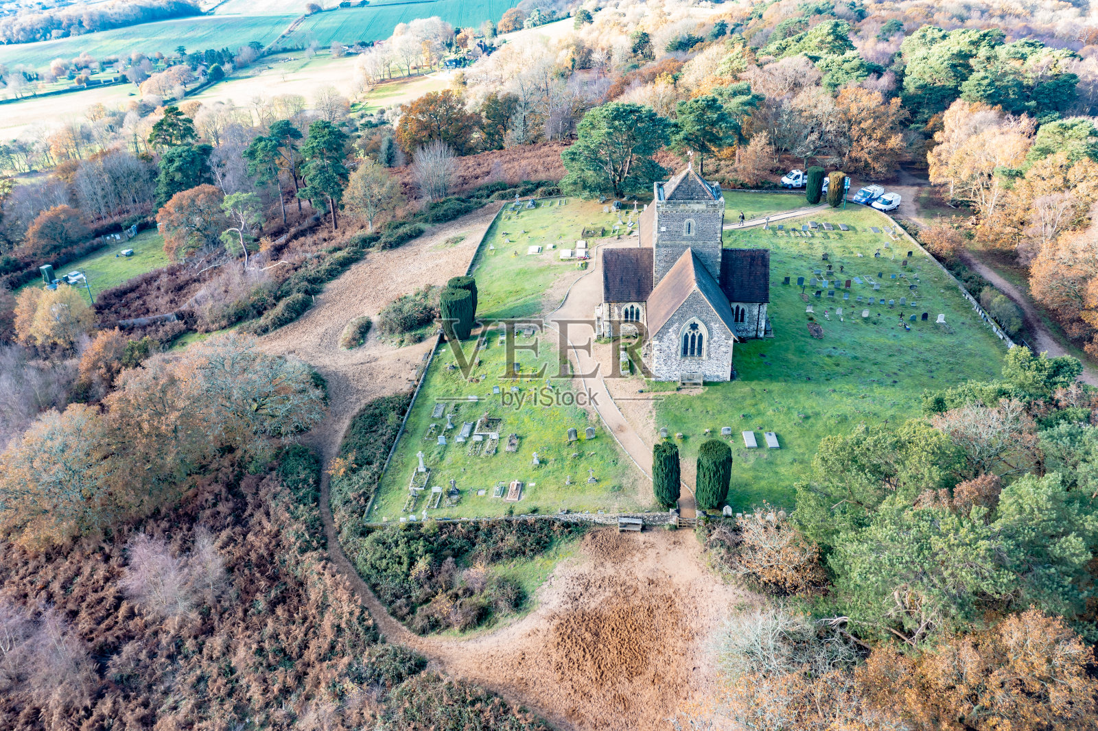 圣玛莎教堂是英格兰萨里郡山上的一个小教堂照片摄影图片