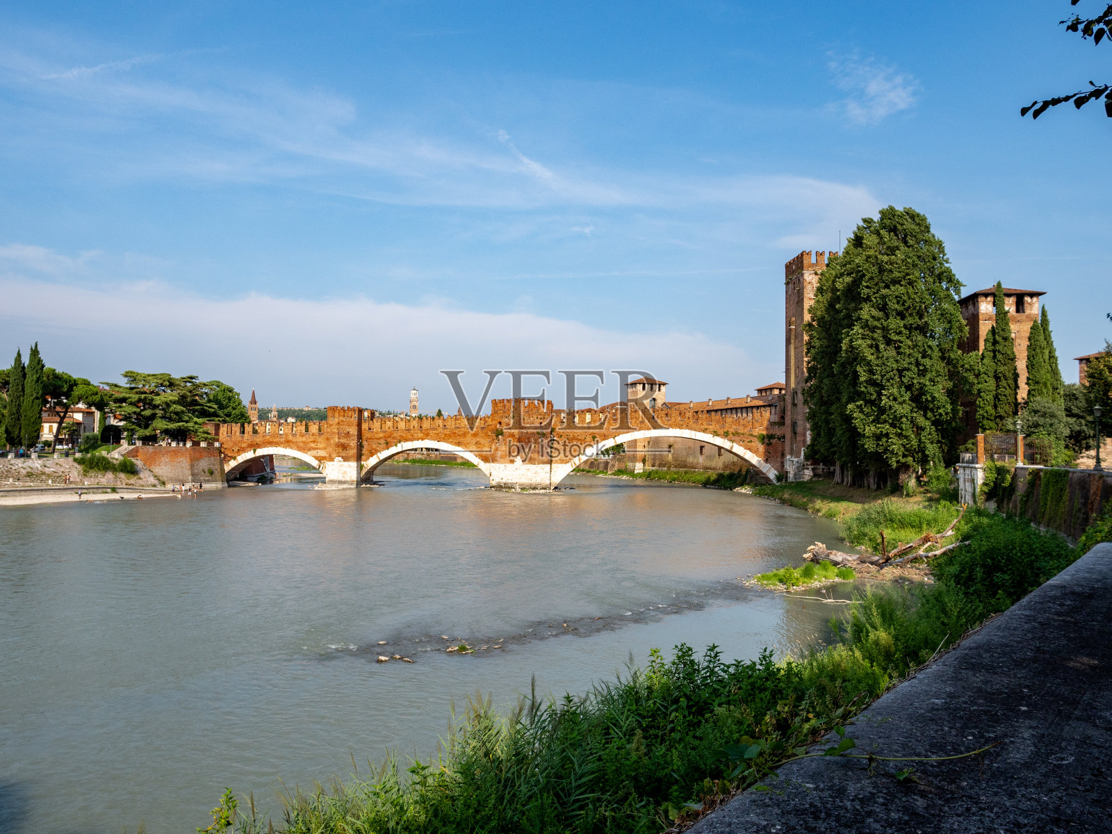 位于维罗纳阿迪杰河上的彼得拉桥照片摄影图片