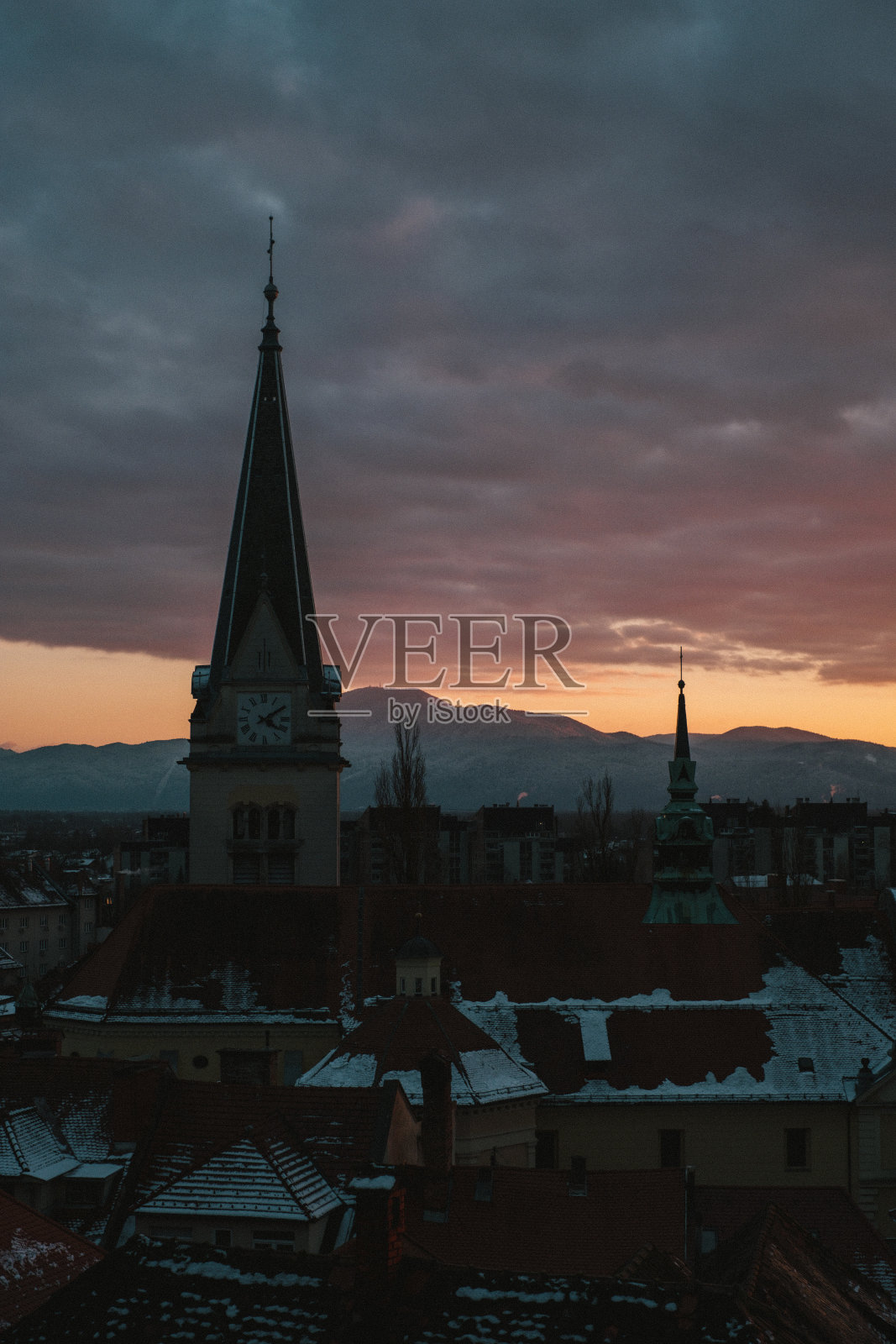 冬季降雪后的鸟瞰图照片摄影图片