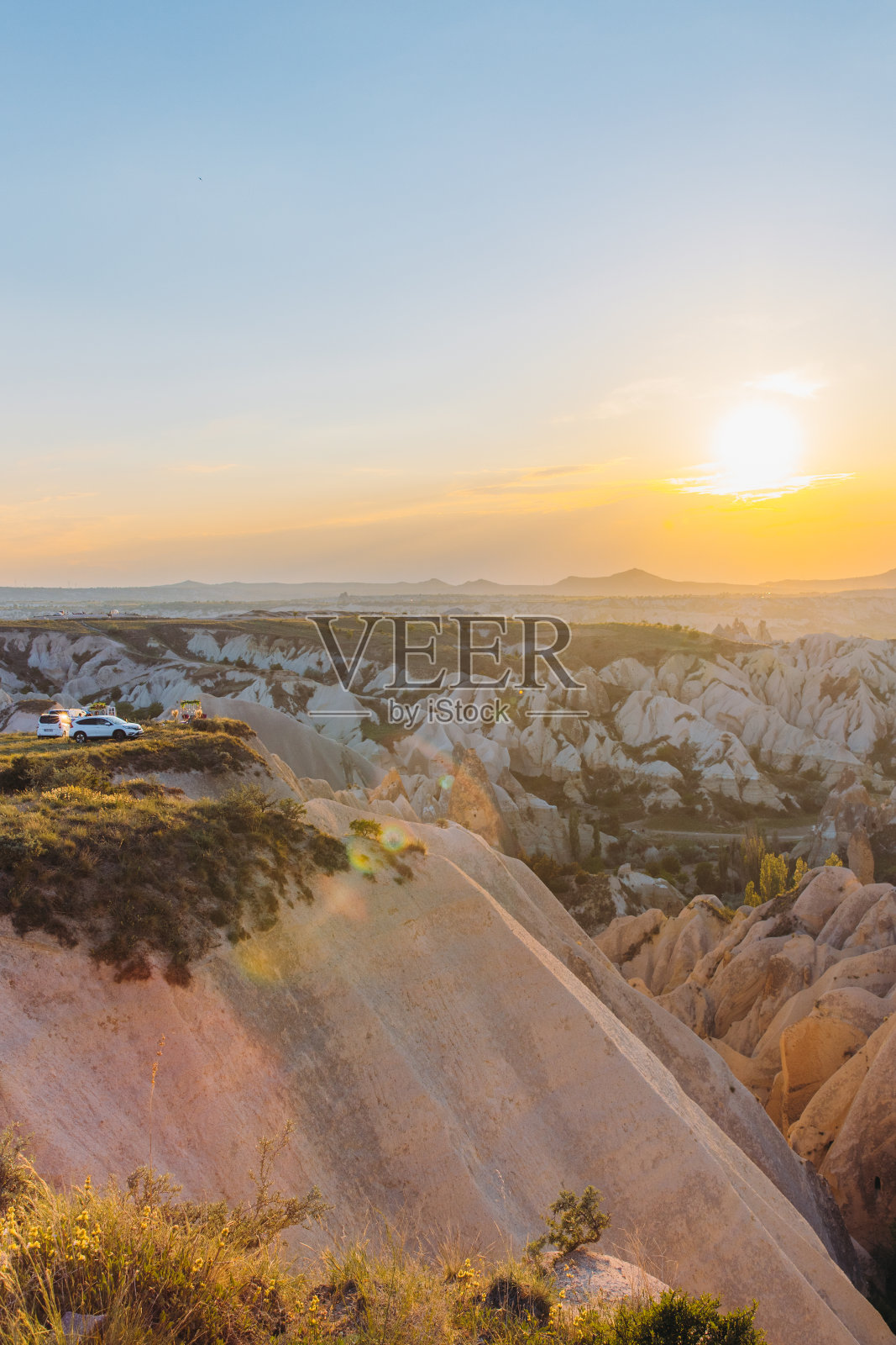 在土耳其卡帕多西亚的田园般的岩层上，戏剧性的日落照片摄影图片