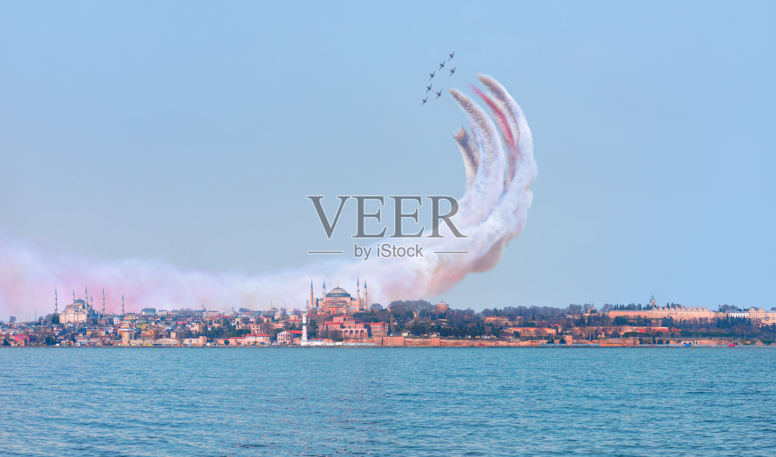 空军飞行表演队在土耳其伊斯坦布尔著名的历史半岛上进行飞行表演照片摄影图片