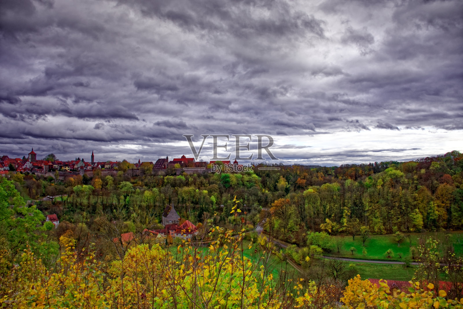 秋天的一天，在Rothenburg ob der Tauber照片摄影图片