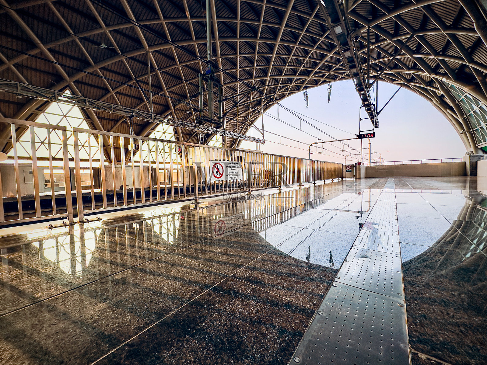 未来优雅的达卡地铁。现代捷运地铁站内部，钢结构引人注目。现代交通背景。全球通信照片摄影图片