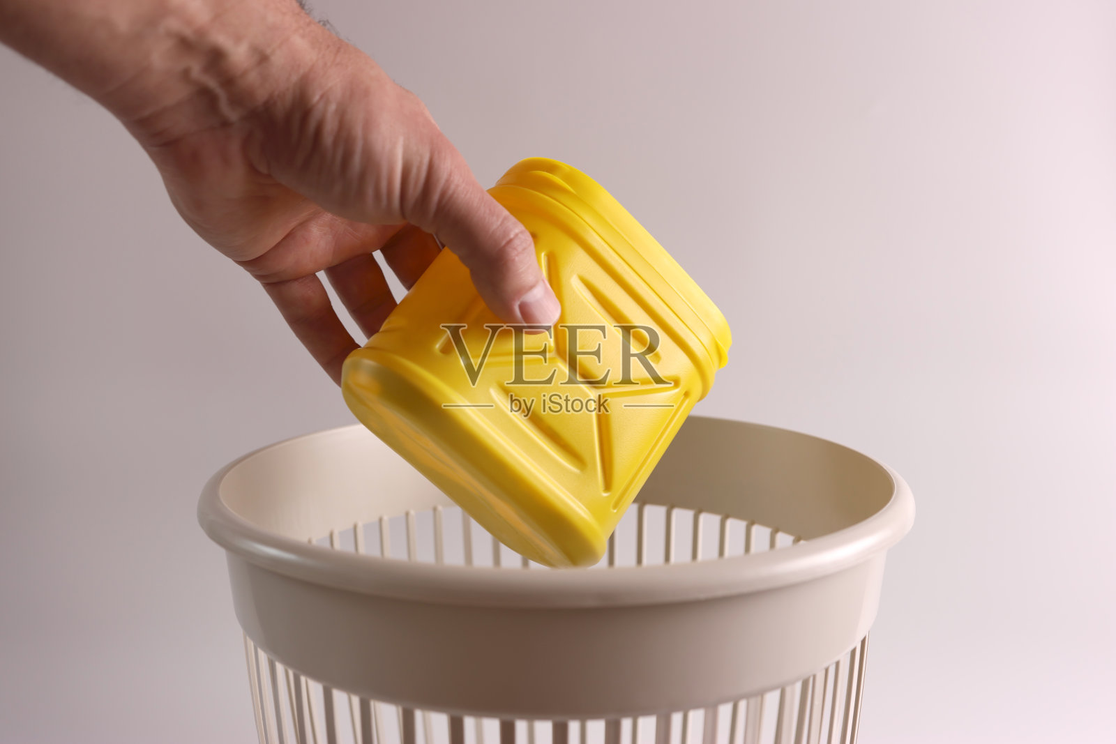 食品包装被扔进垃圾桶回收利用照片摄影图片