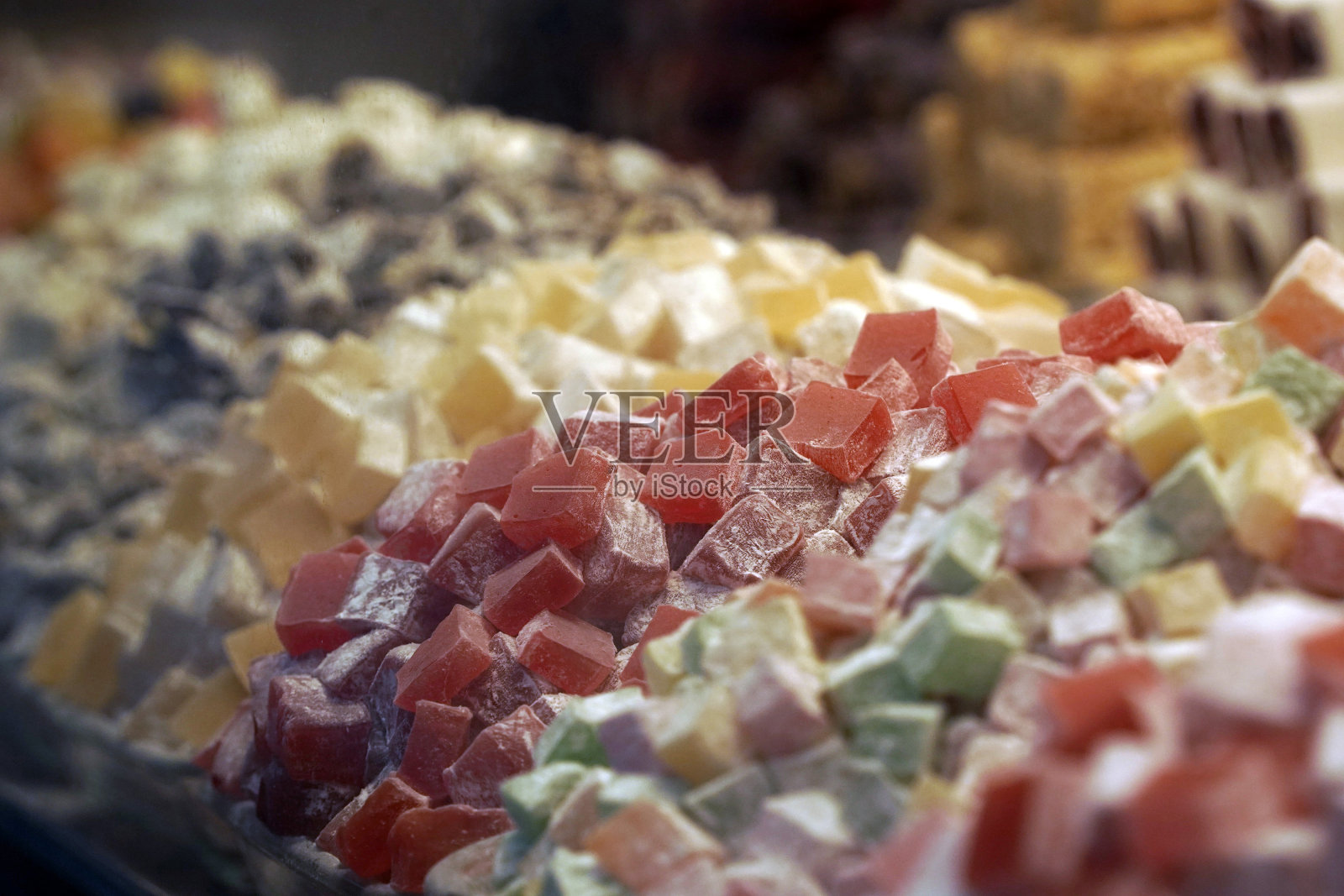 传统的土耳其软糖被隔离在白色的背景上。各种各样的。香甜可口的光色照片摄影图片