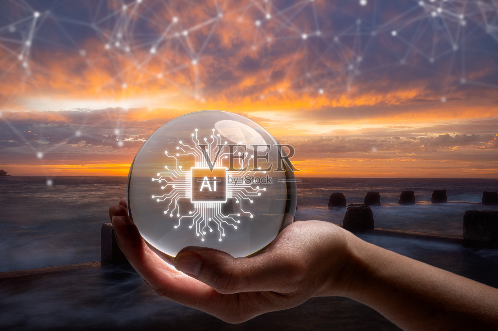 在人工智能技术的概念中，在日出黄金时刻，在海滩上，手持带有人工智能图标的水晶球的人对着天空的多重曝光照片摄影图片