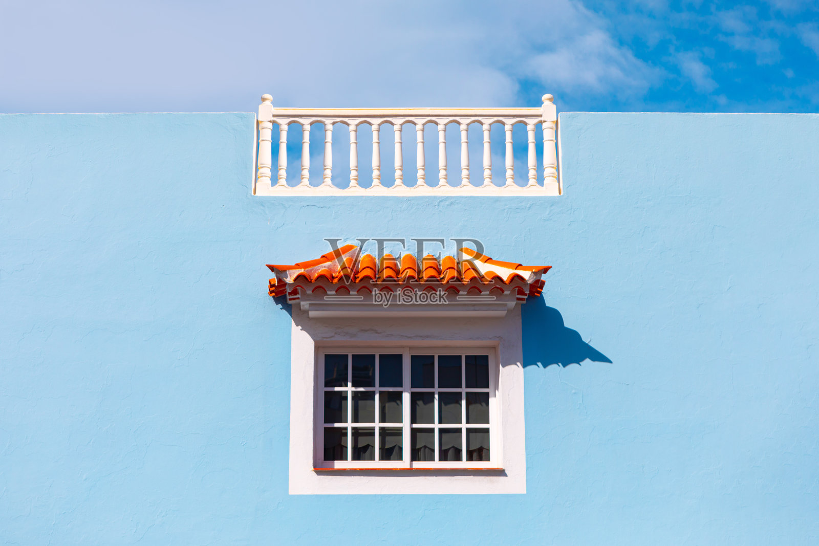 蓝墙白窗照片摄影图片