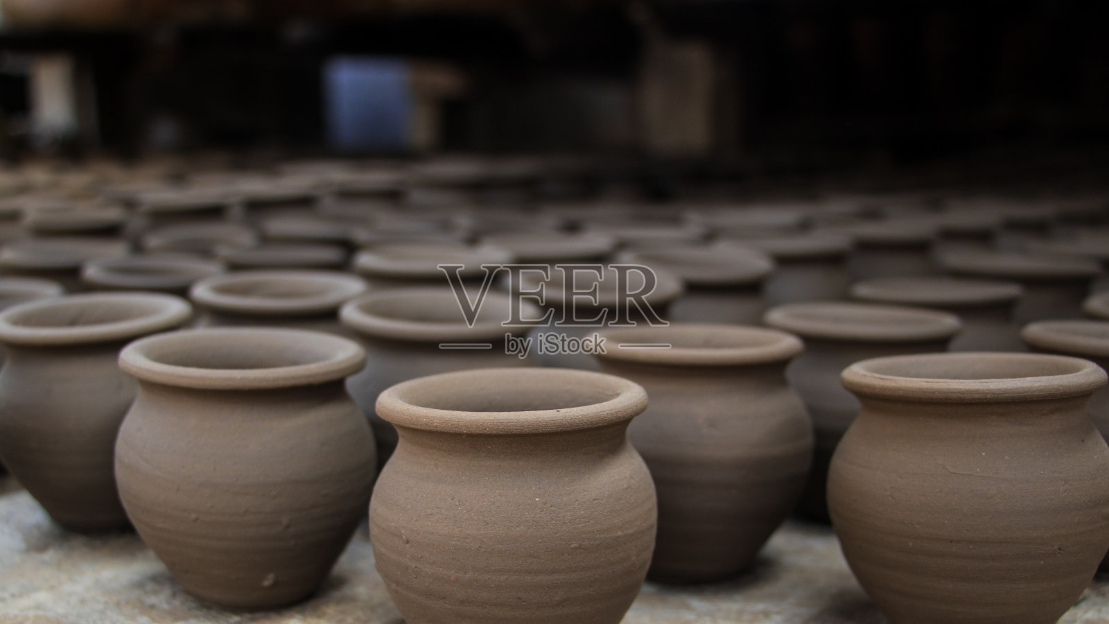 制陶需要手工将粘土定型照片摄影图片