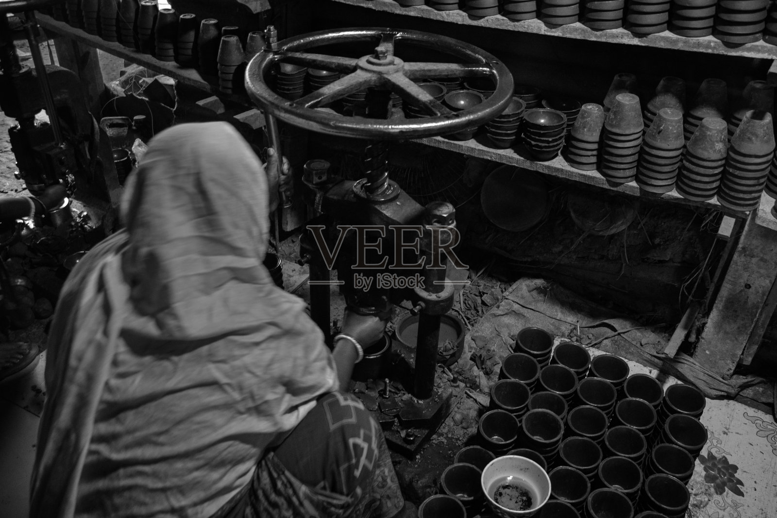 制陶需要手工将粘土定型照片摄影图片