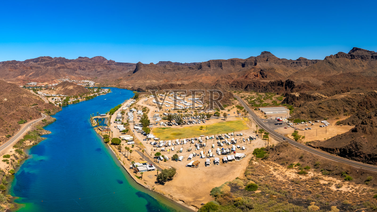 蜿蜒流过沙漠的河流照片摄影图片