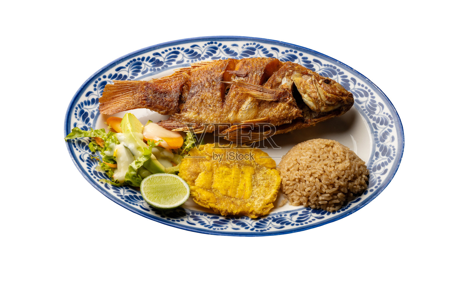 炒罗非鱼配椰子饭，巴塔康和蔬菜沙拉照片摄影图片