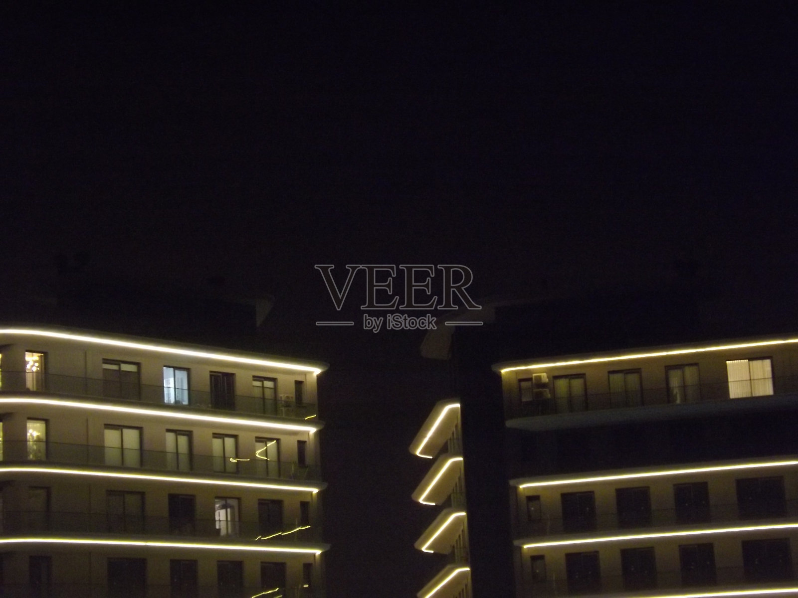 夜晚灯火通明的房屋照片摄影图片