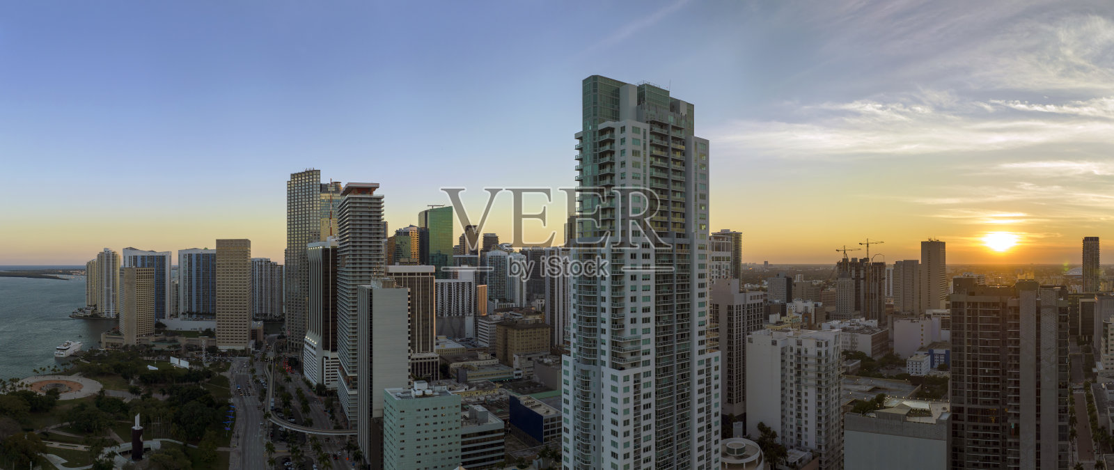 美国佛罗里达州迈阿密布里克尔市区的傍晚城市景观。美国现代大都市高耸的摩天大楼的天际线照片摄影图片