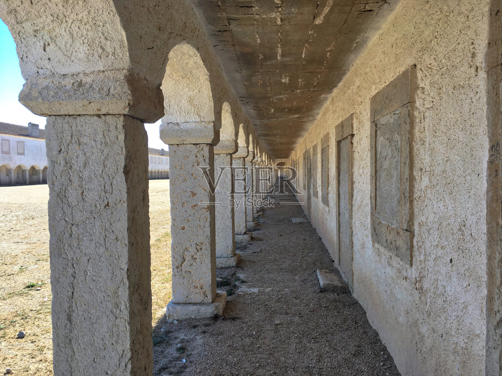 葡萄牙埃斯皮切尔角卡波圣母教堂的拱廊照片摄影图片