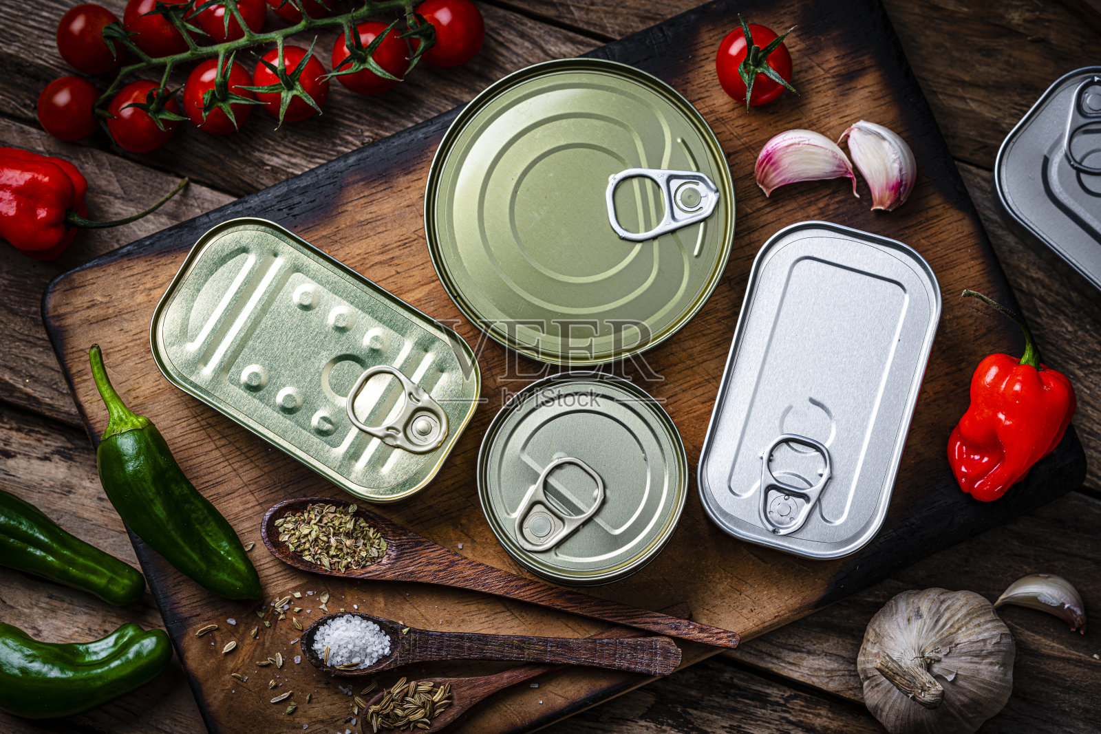 俯看，四罐食物放在质朴的木桌上照片摄影图片